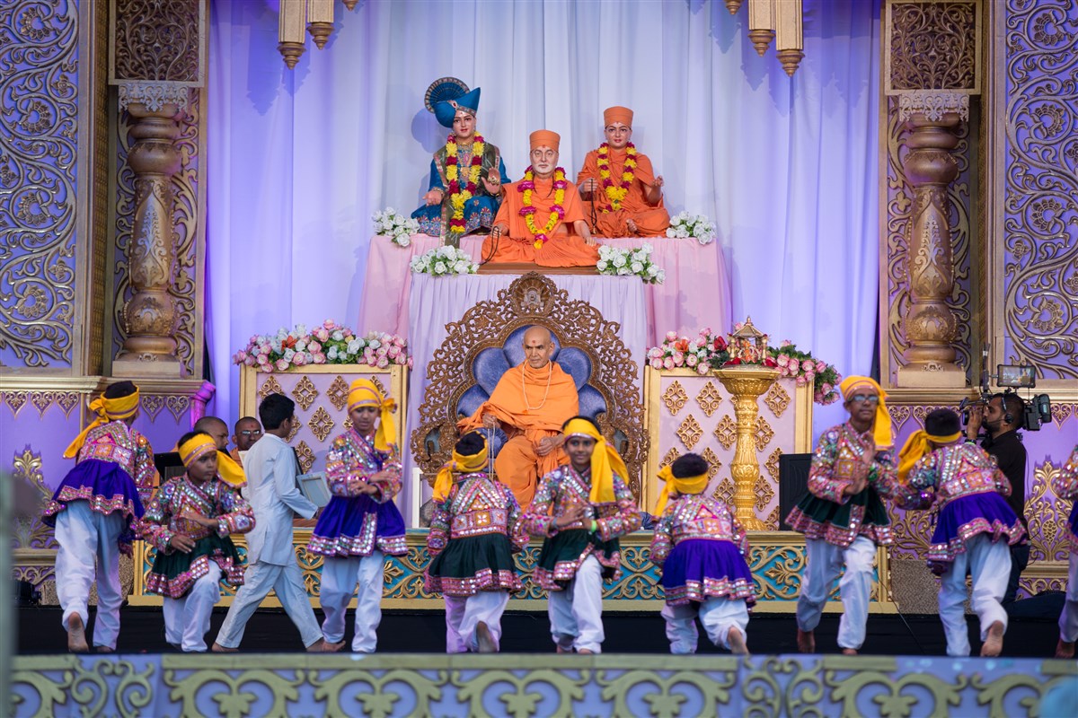 Children perform a dance before Swamishri