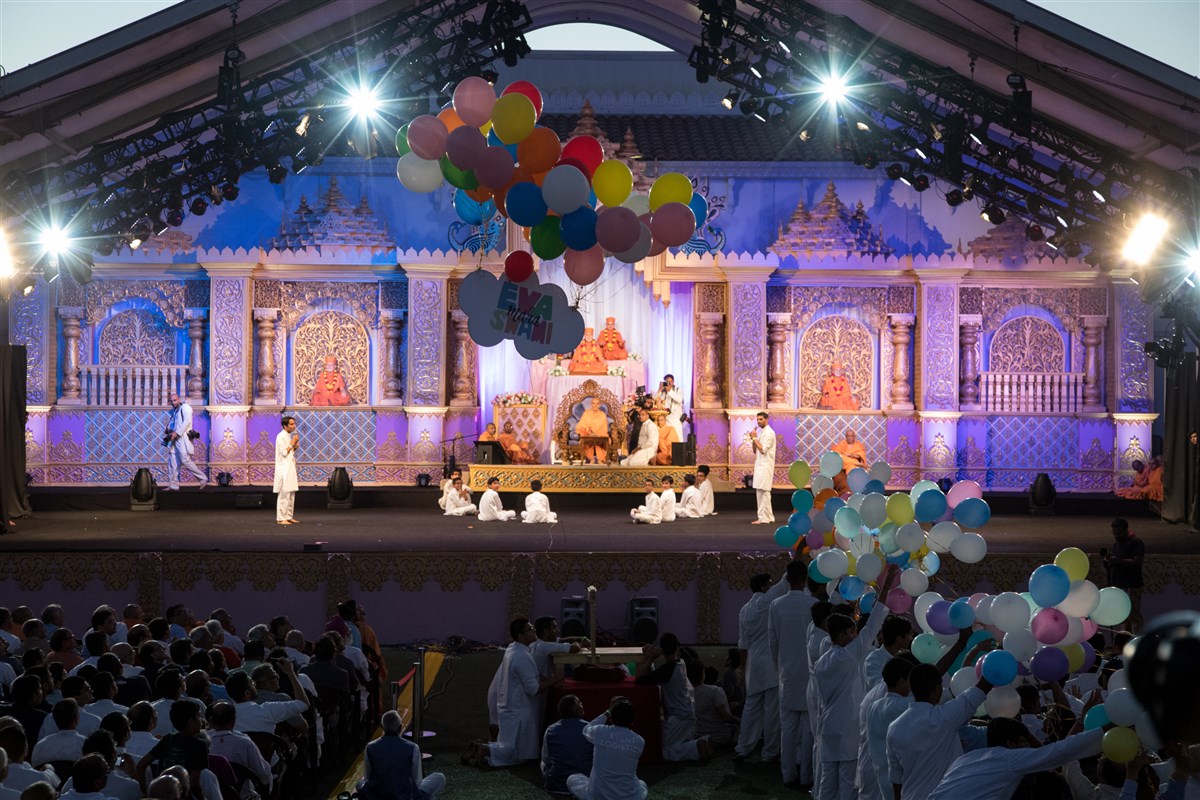 Swamishri releases balloons in the air commemorating the Bal-Balika Din