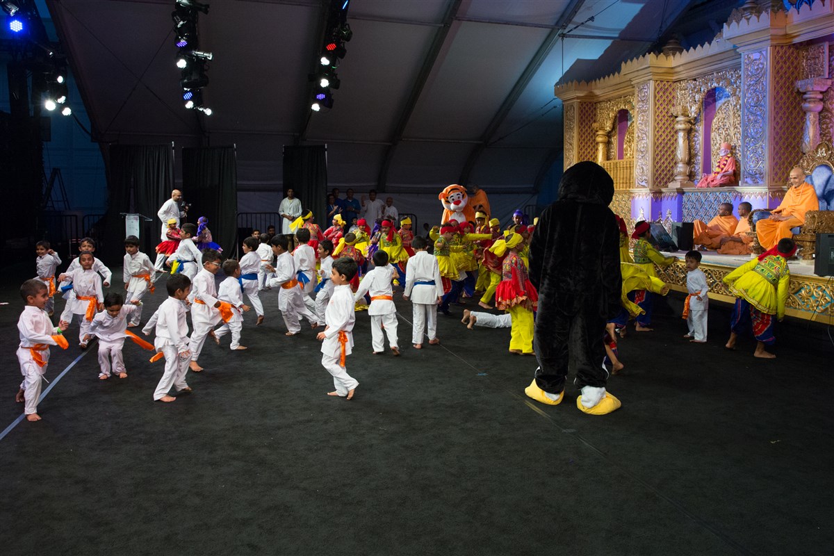 Children perform a dance before Swamishri