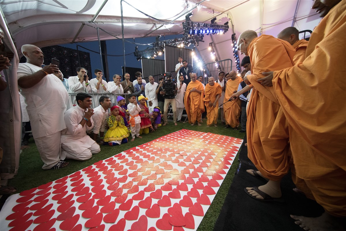Swamishri sanctifies prayers from children