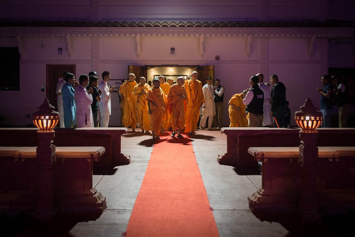 Param Pujya Mahant Swami Maharaj greets devotees on his way to the mandir