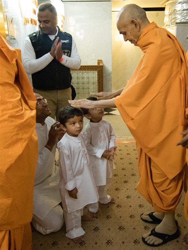 Swamishri blesses children