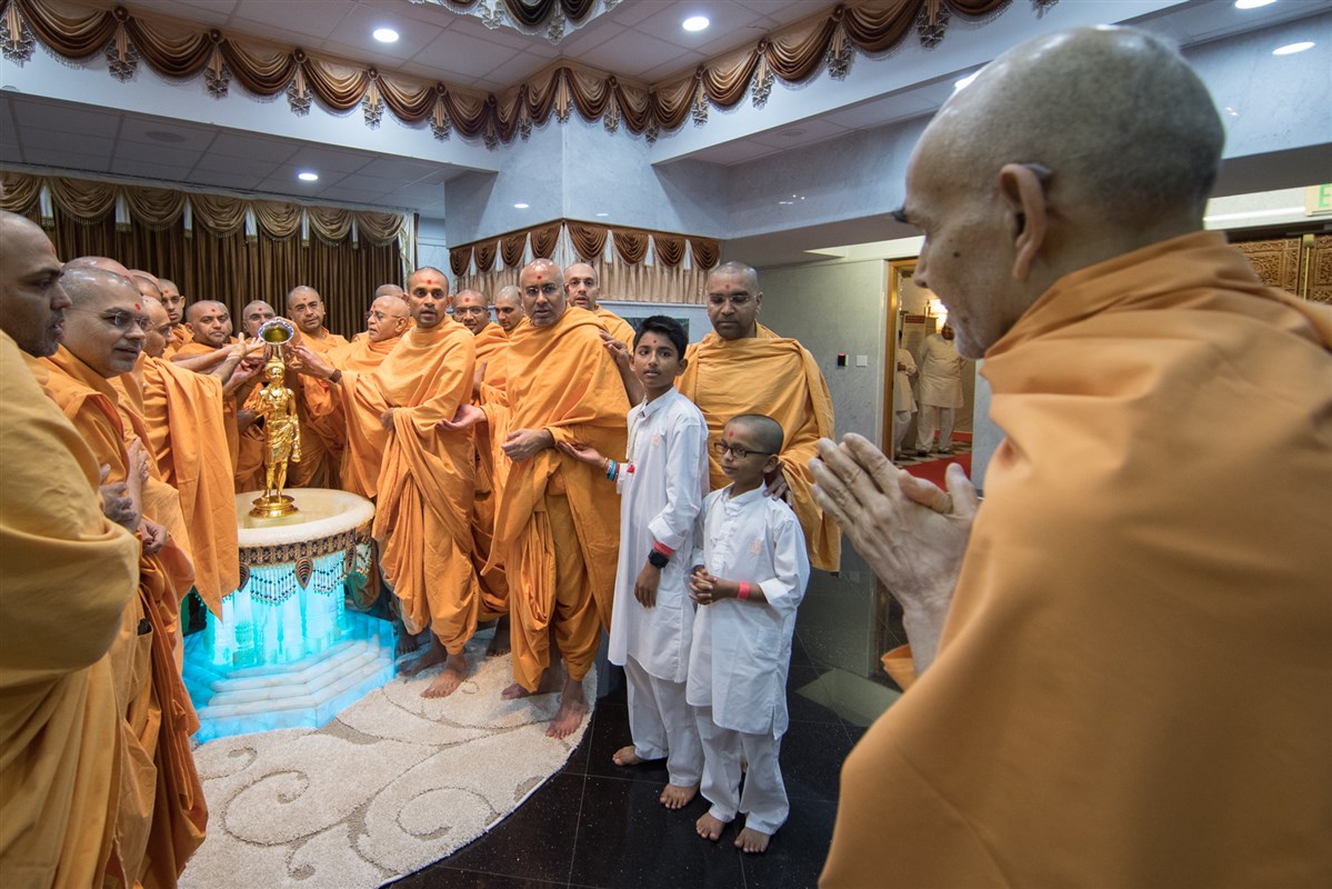 Swamishri observes swamis performing abhishek