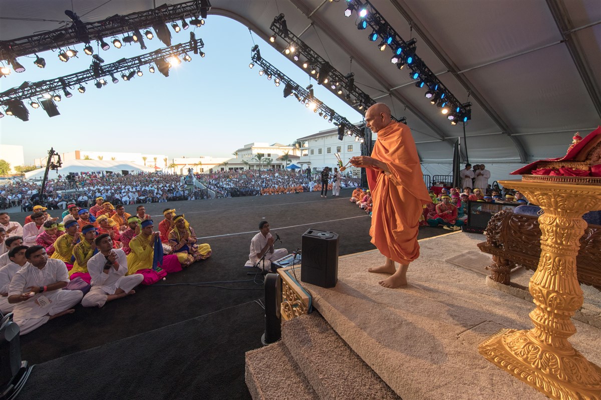 Swamishri performs  the evening arti