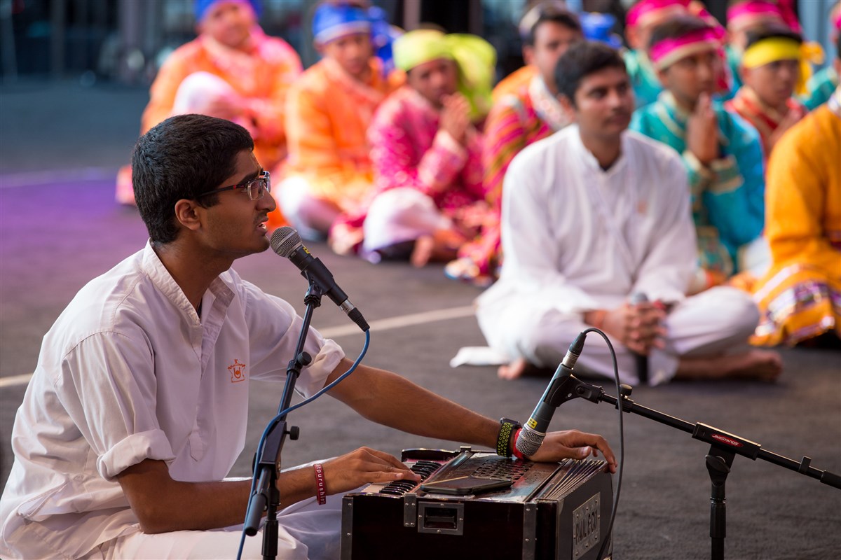 A youth sings kirtans before Swamishri