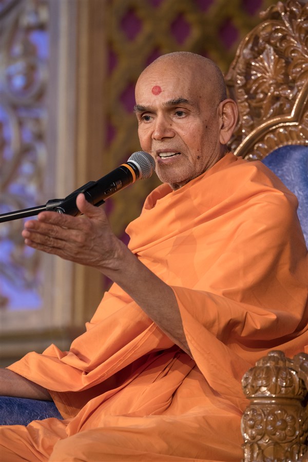 Swamishri addresses the assembly 