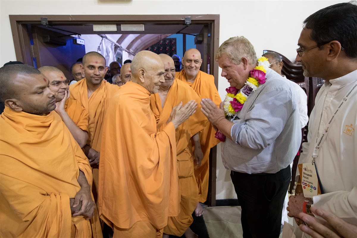 Swamishri blesses a guest