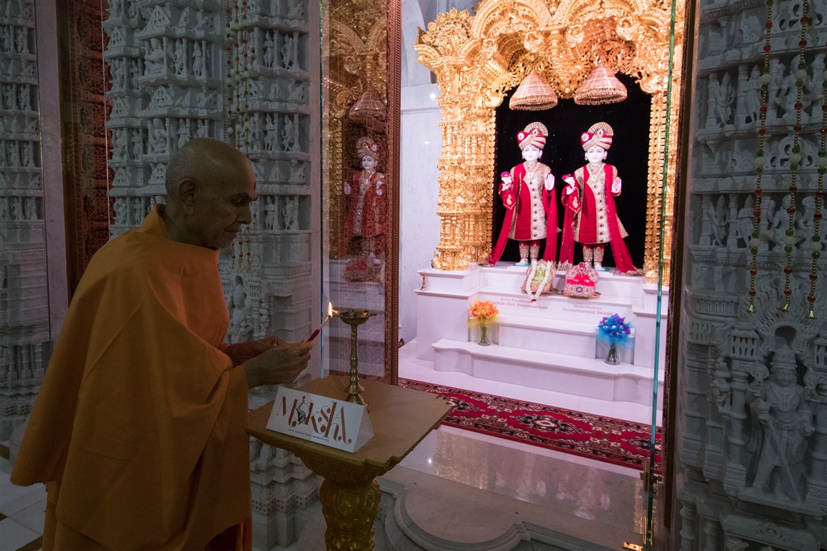 Swamishri performs deep pragatya to launch the North American Youth Convention 2018 with the theme of 'Moksha'