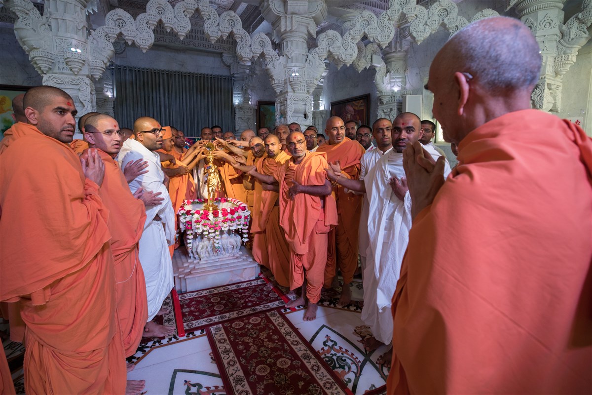 Swamishri observes swamis performing abhishek