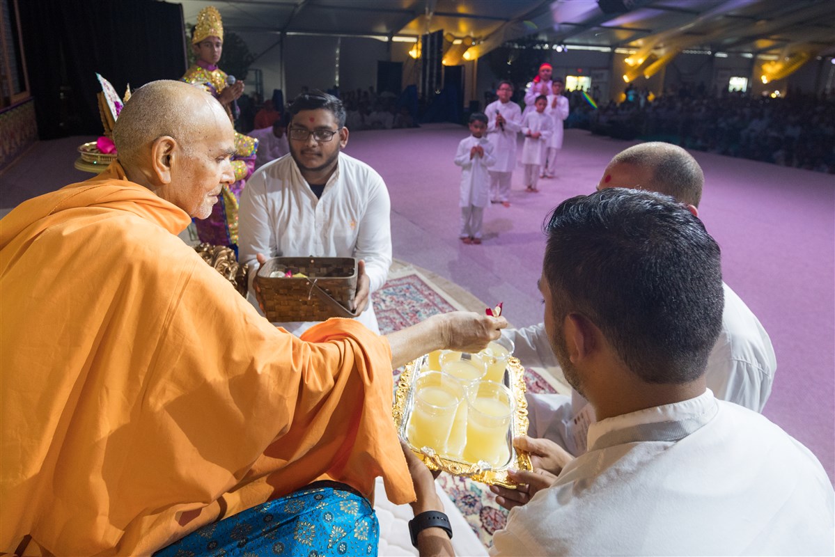 Swamishri sanctifies lemonade for devotees who observed a fast