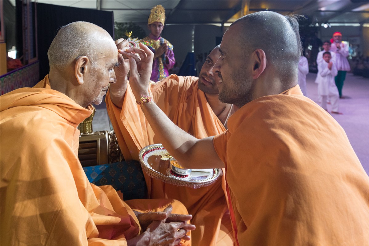 Pujya swamis welcome Swamishri to Houston