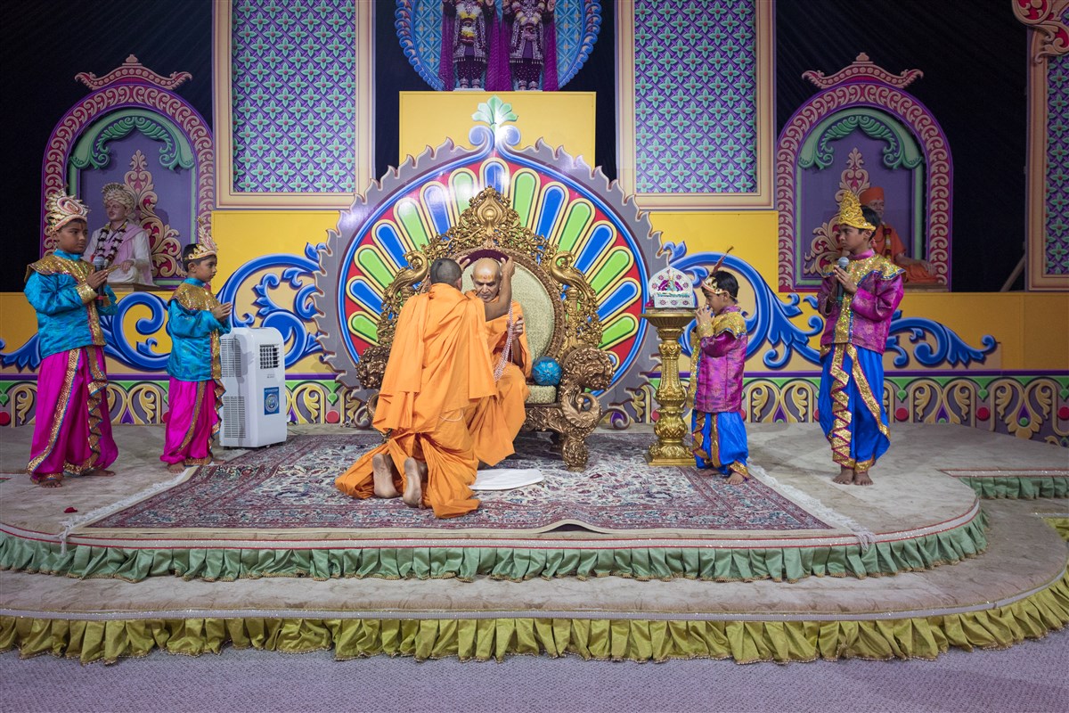 Pujya Shwetmunidas Swami garlands Swamishri
