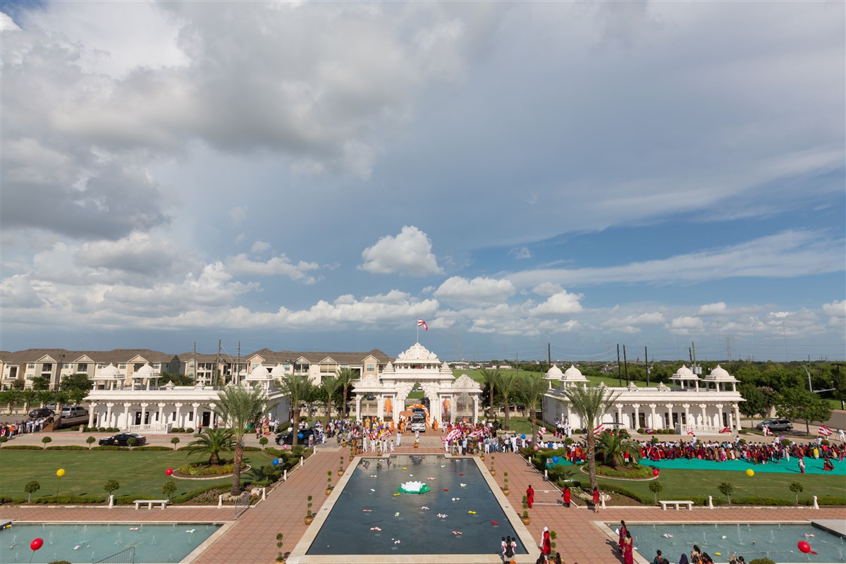 Swamishri arrives at the BAPS Shri Swaminarayan Mandir, Houston, TX, USA