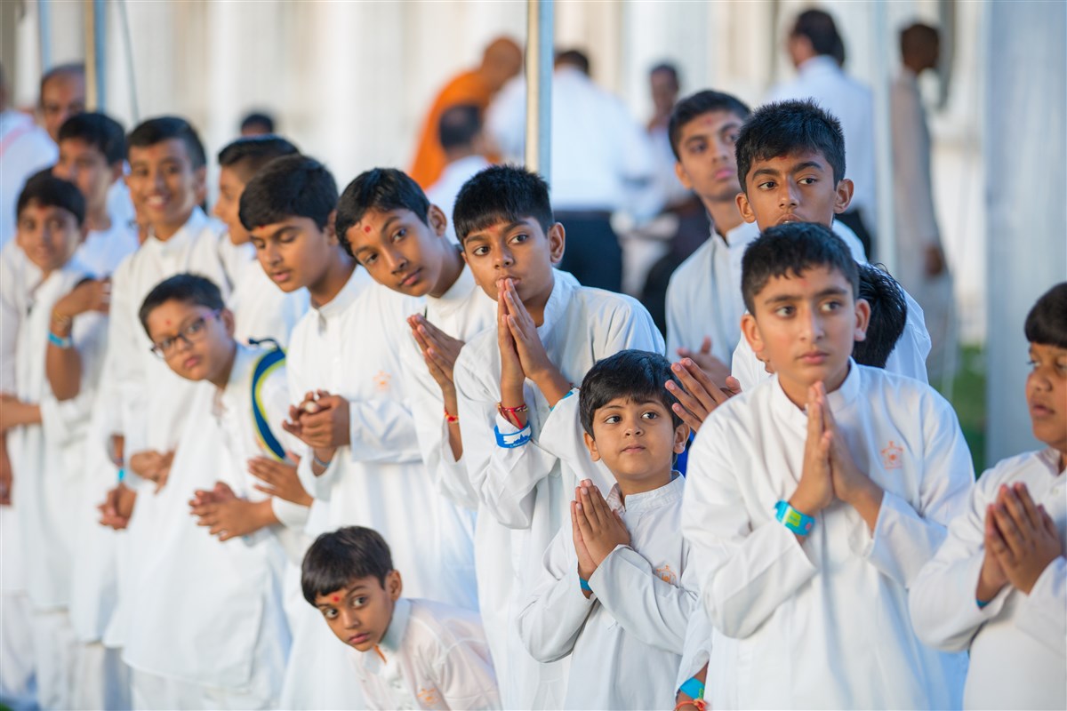 Children engrossed in Swamishri's darshan