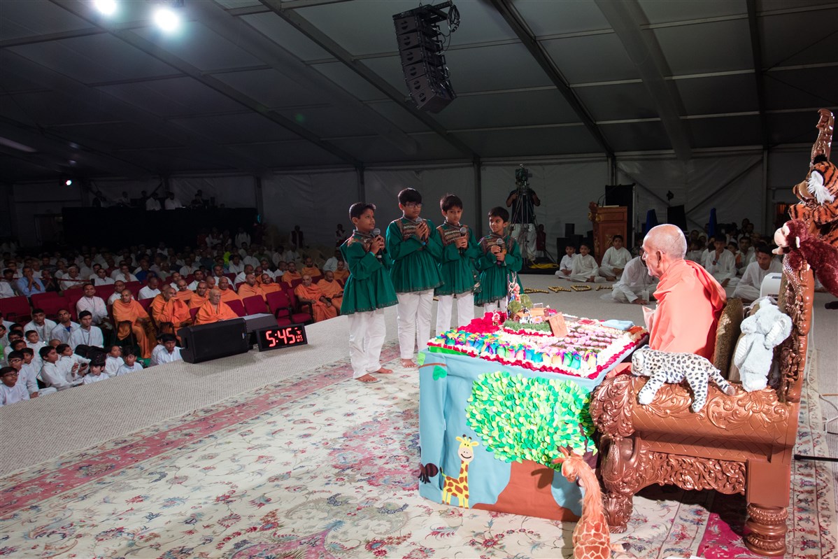 Children recite shlokas before Swamishri during his puja