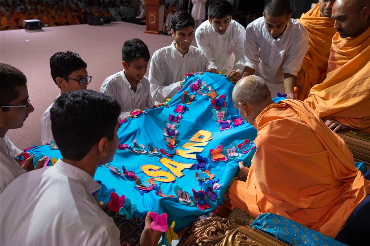 Youths offer Swamishri a shawl