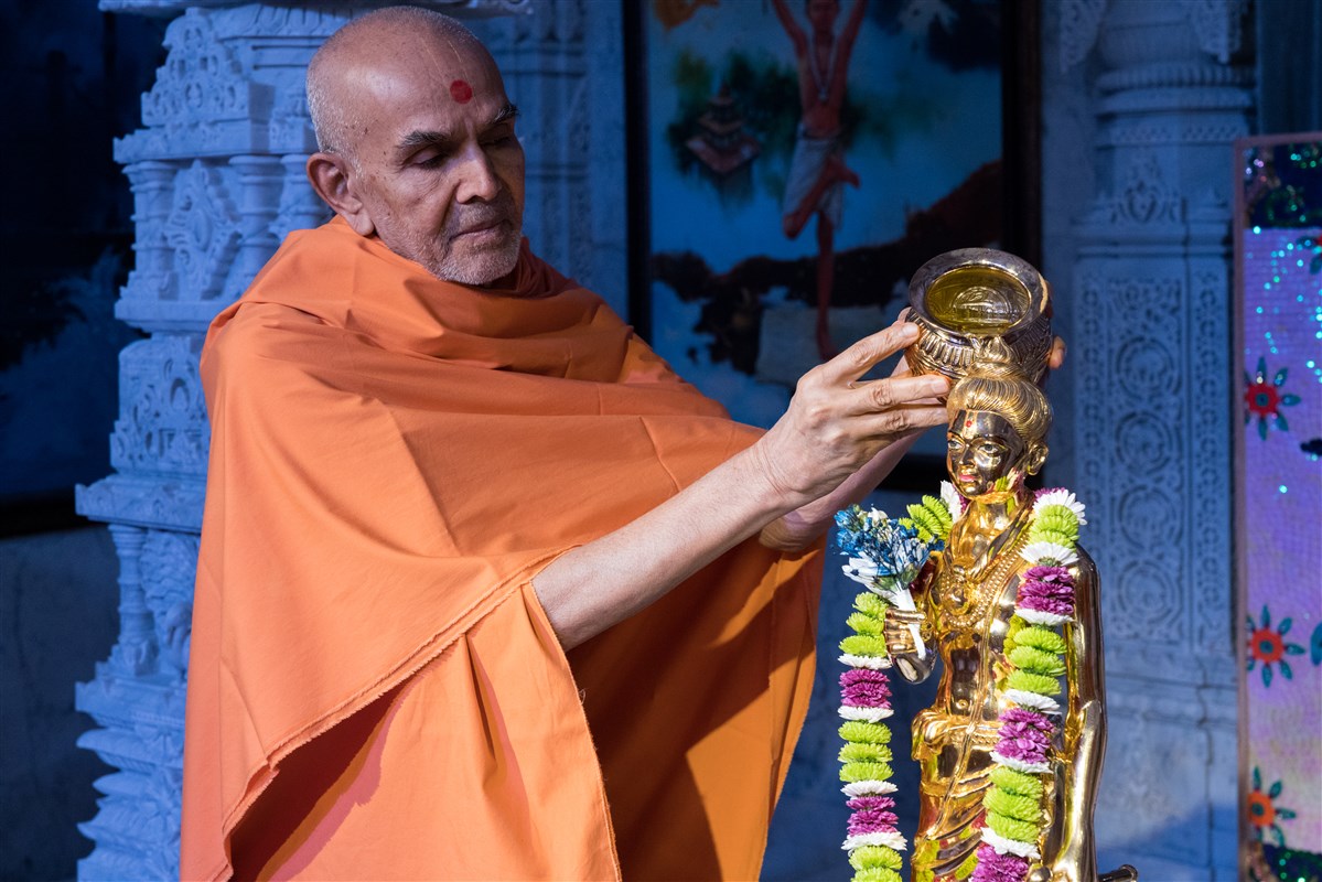 Param Pujya Mahant Swami Maharaj performs abhishek of Shri Nilkanth Varni Maharaj