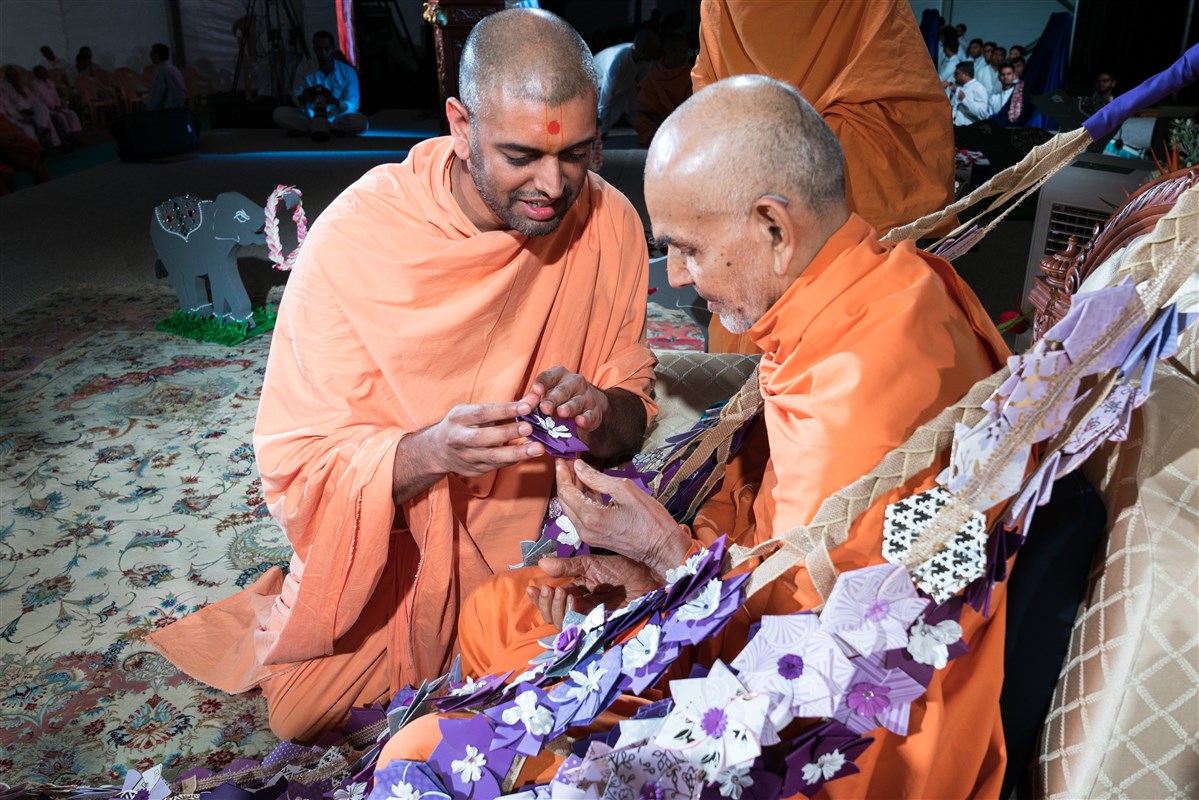 Pujya Bhaktivardhandas Swami garlands Swamishri with prayers from youths
