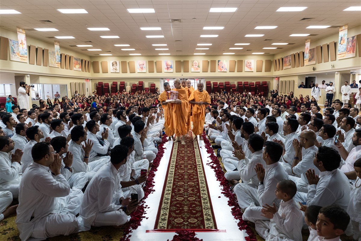 Swamishri arrives in the Yuvak-Yuvati Din asssembly