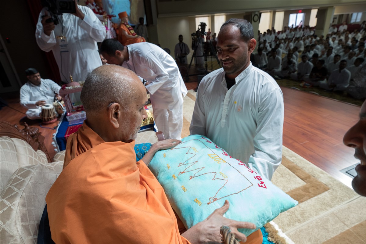 Swamishri appreciates the devotion of youths