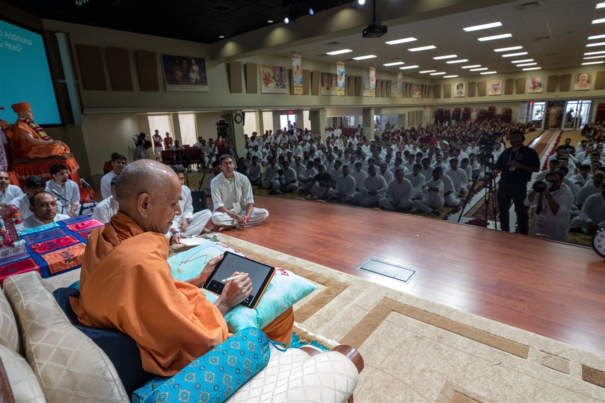 Swamishri informs youths that he reads the Vachanamrut in his spare time