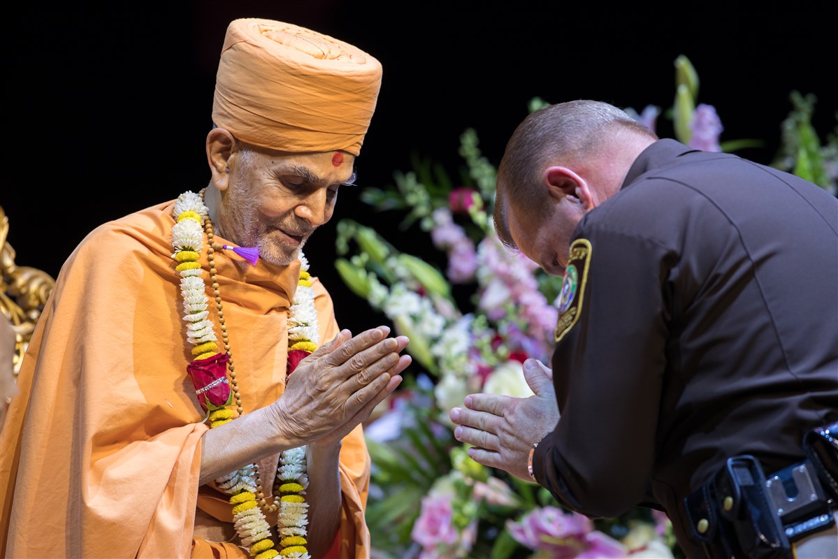 Swamishri greets Fort Bend County Sheriff, Troy Nehls, with folded hands