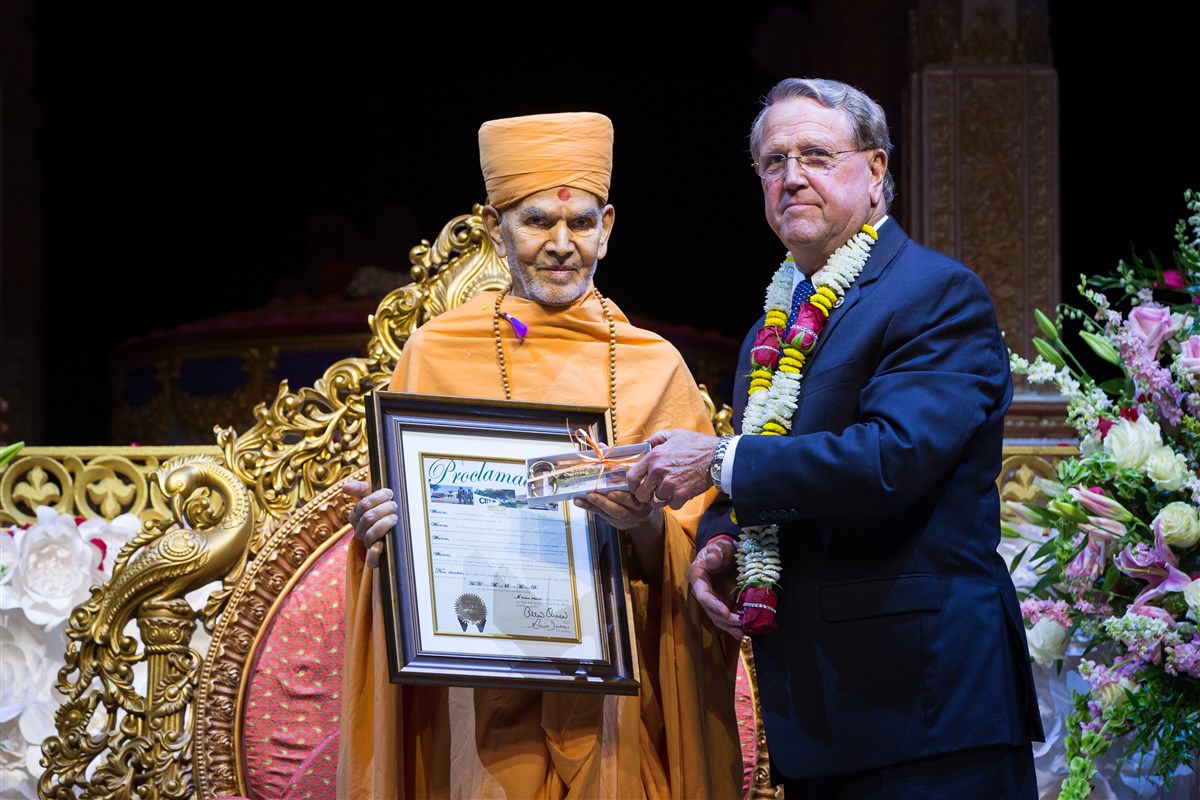 Mayor of Missouri City, Allen Owen, presents Swamishri with a proclamation and a Key to the City