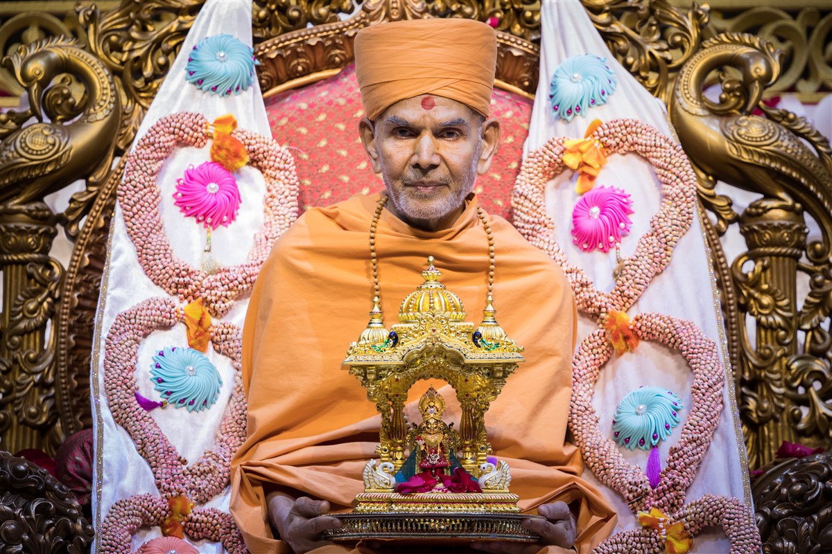 Swamishri with Shri Harikrishna Maharaj in a divine mood