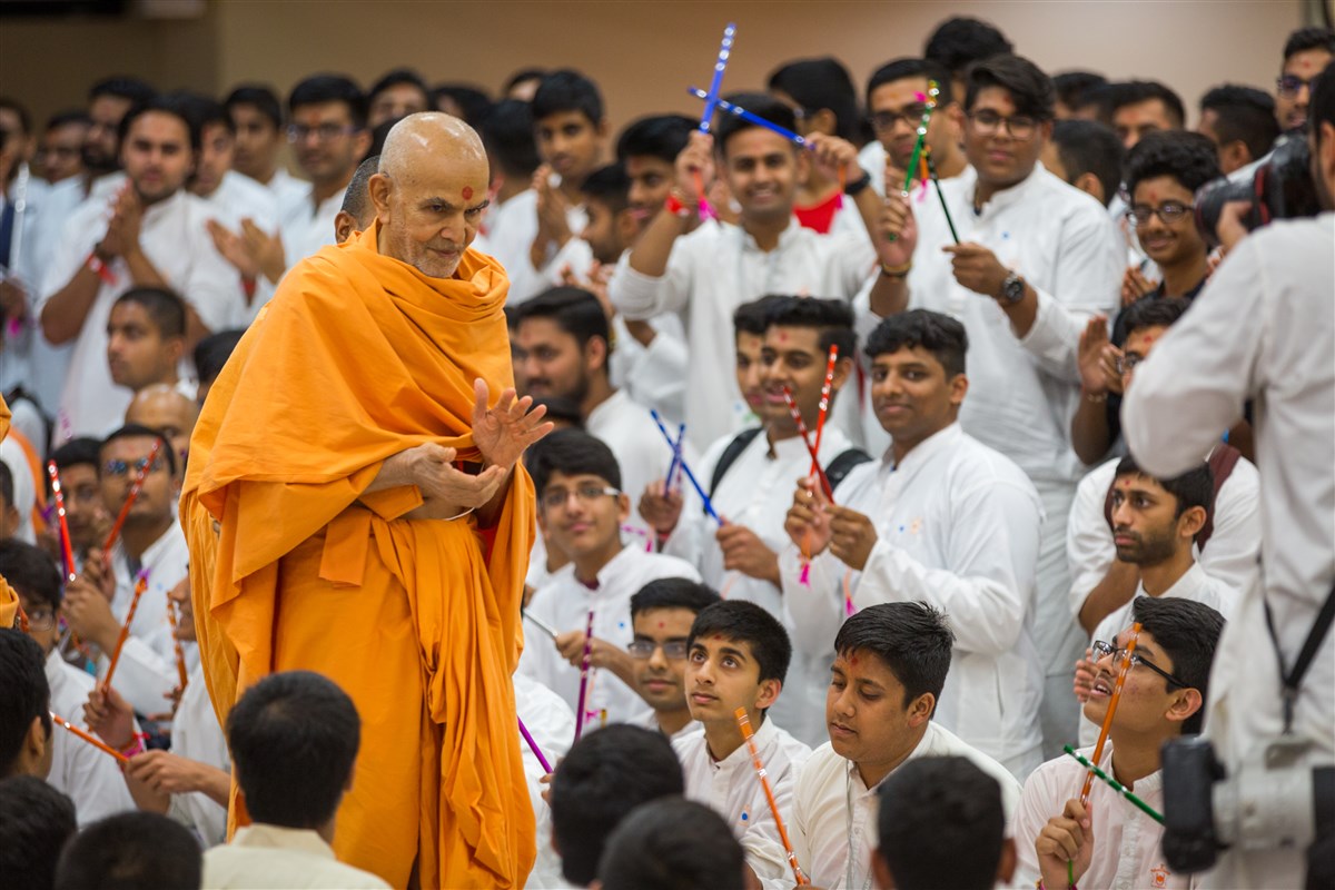 Youths engrossed in Swamishri's darshan