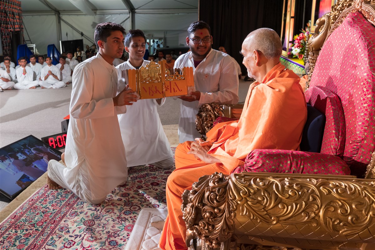 Swamishri engaged in the assembly