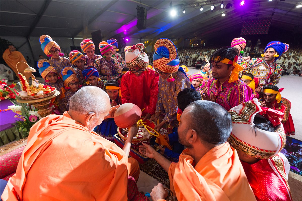 Swamishri blesses the dance participants