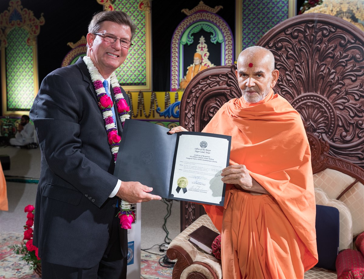 Joe Zimmerman, Mayor of the City of Sugar Land, presents Swamishri with a proclamation 