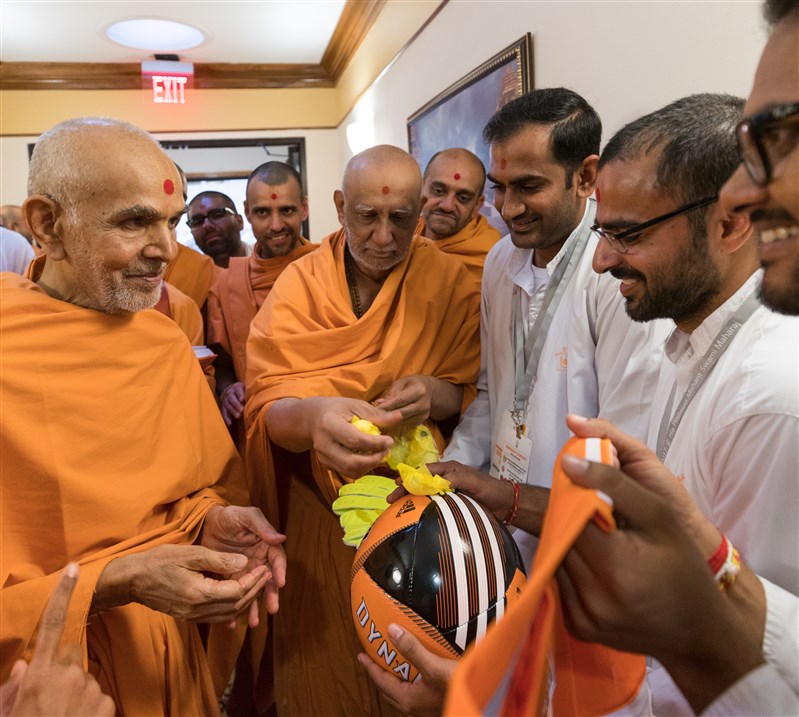 Swamishri blesses youths 