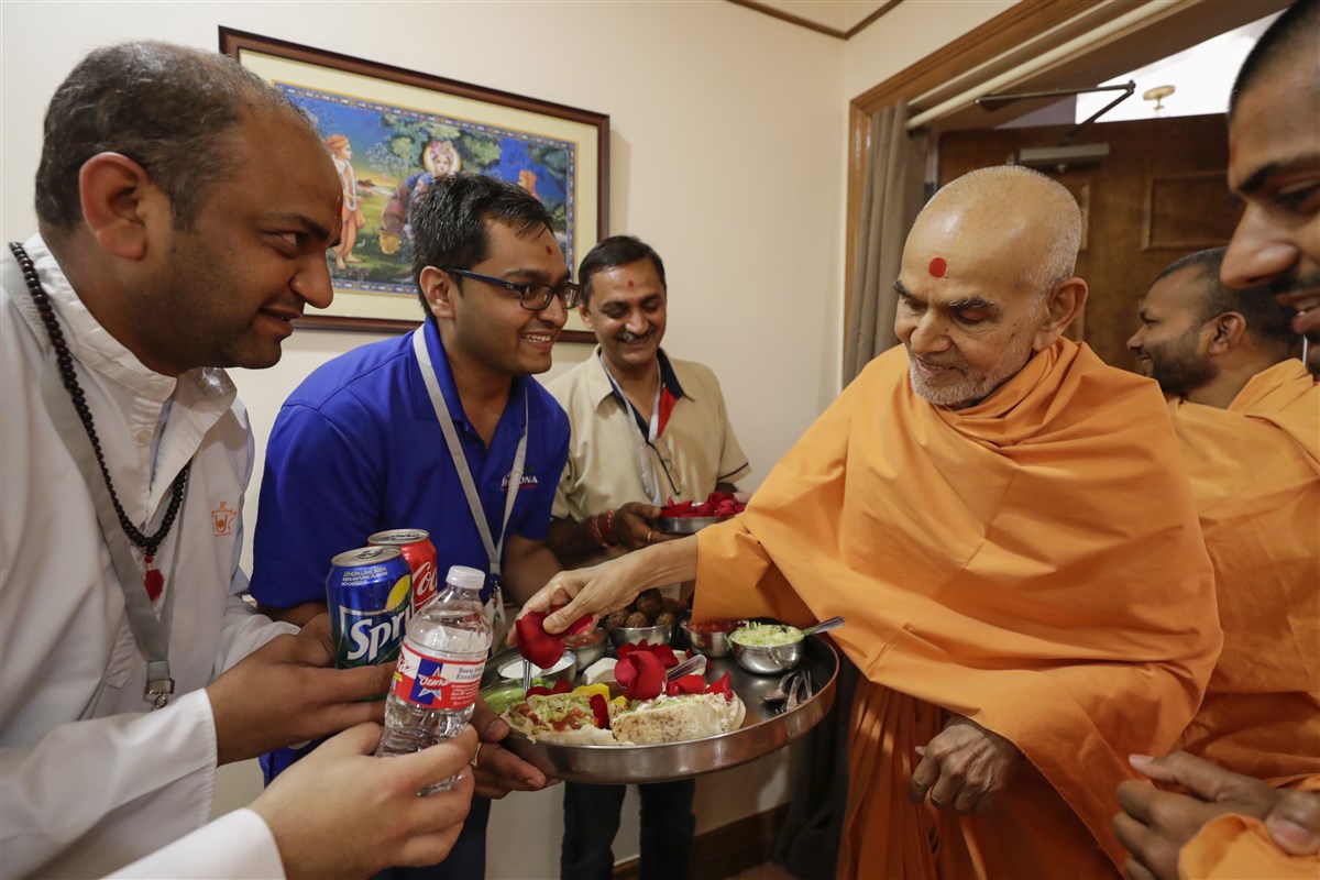 Swamishri sanctifies food that was served to devotees