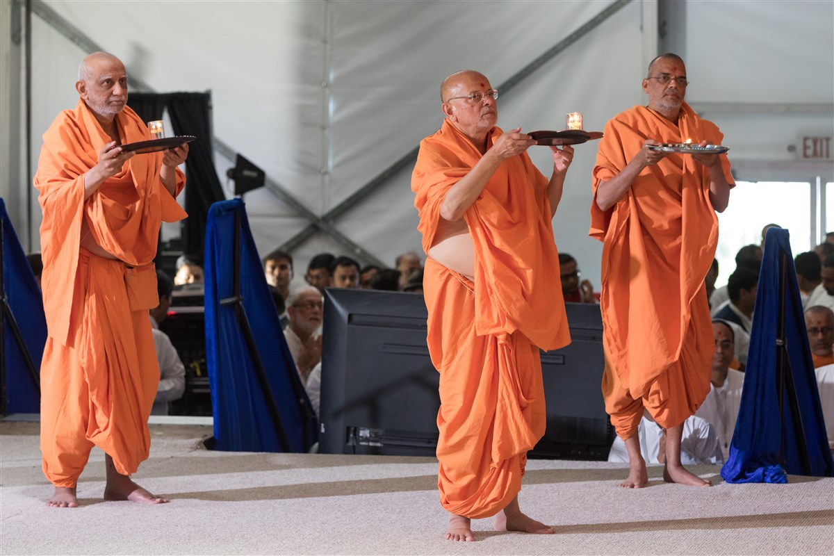 Pujya Atmaswaroopdas Swami, Pujya Ishwarcharandas Swami, and Pujya Narayanmunidas Swami perform the evening arti 