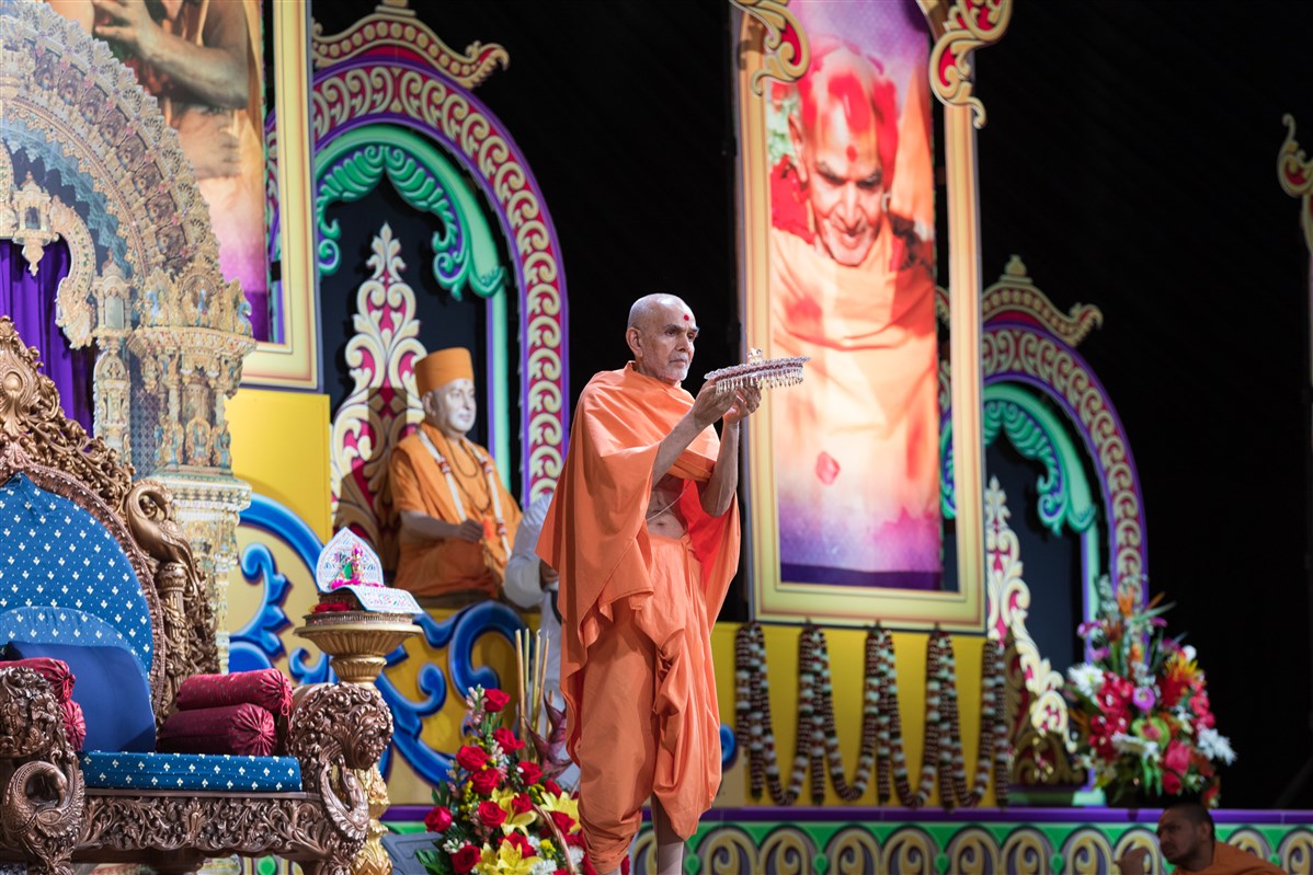 Swamishri performs the evening arti 