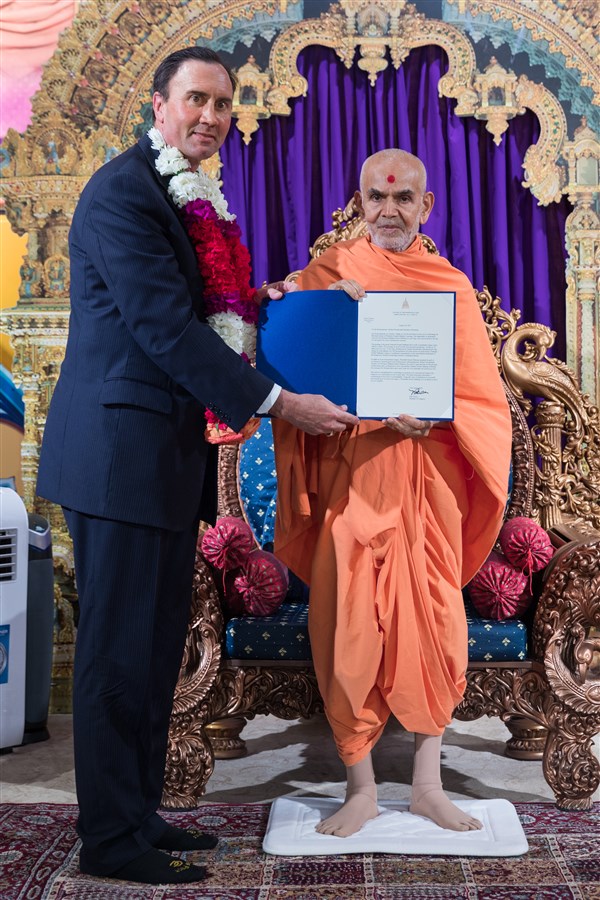 Congressman Pete Olson presents Swamishri with a letter welcoming his to the State of Texas 