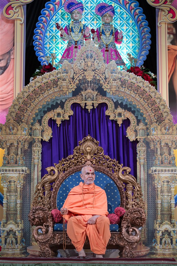 Swamishri engaged in the assembly 