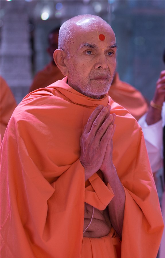 Swamishri engrossed in the darshan of the murtis