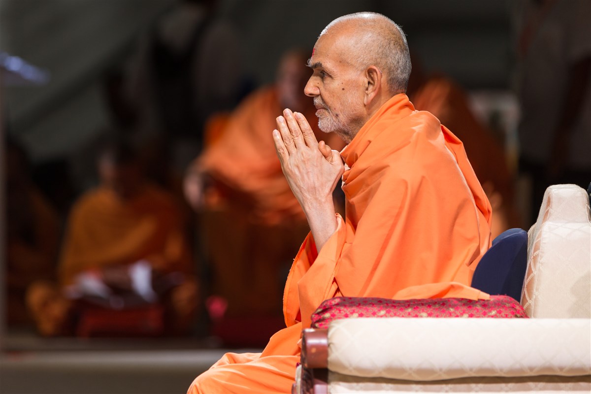 Swamishri greets the devotees in the audience with folded hands