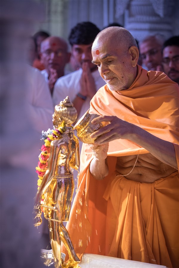 Param Pujya Mahant Swami Maharaj performs abhishek of Shri Nilkanth Varni Maharaj