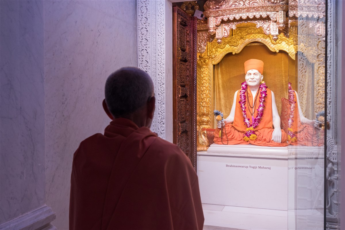 Swamishri engrossed in the darshan of Brahmaswarup Yogiji Maharaj