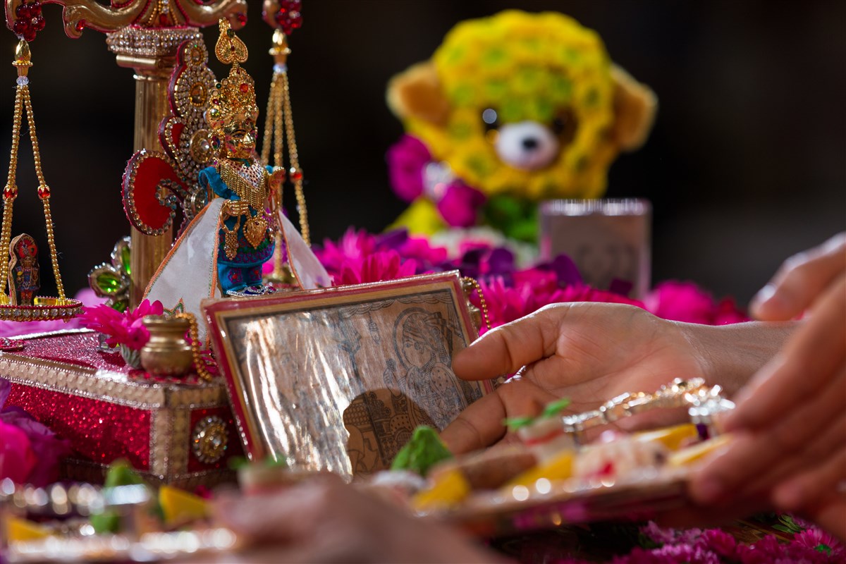Swamishri offers thal to Shri Akshar Purushottam Maharaj