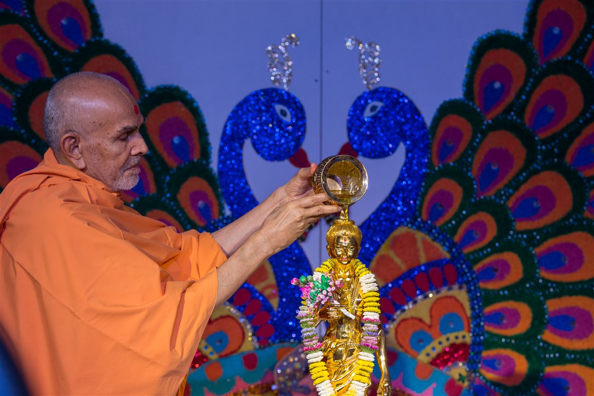 Param Pujya Mahant Swami Maharaj performs abhishek of Shri Nilkanth Varni Maharaj, 19 August 2017