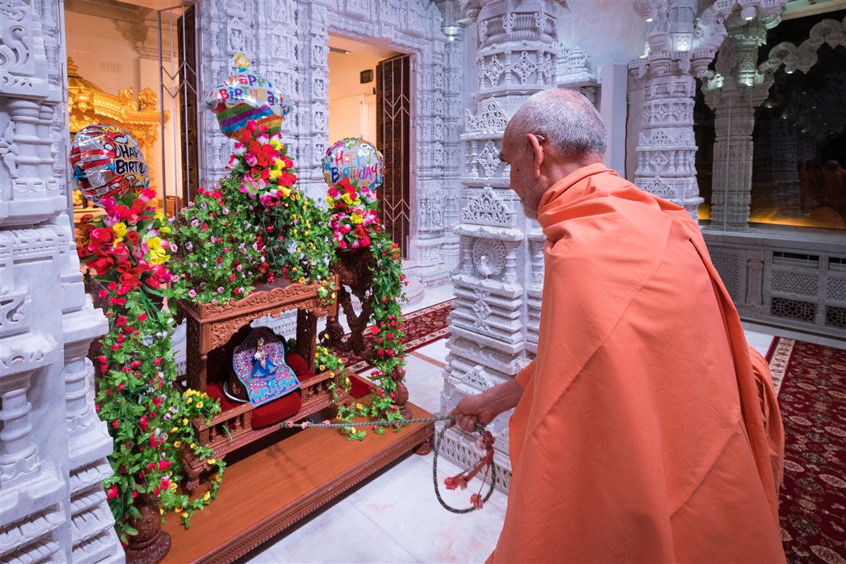 Swamishri swings Shri Harikrishna Maharaj, 19 August 2017