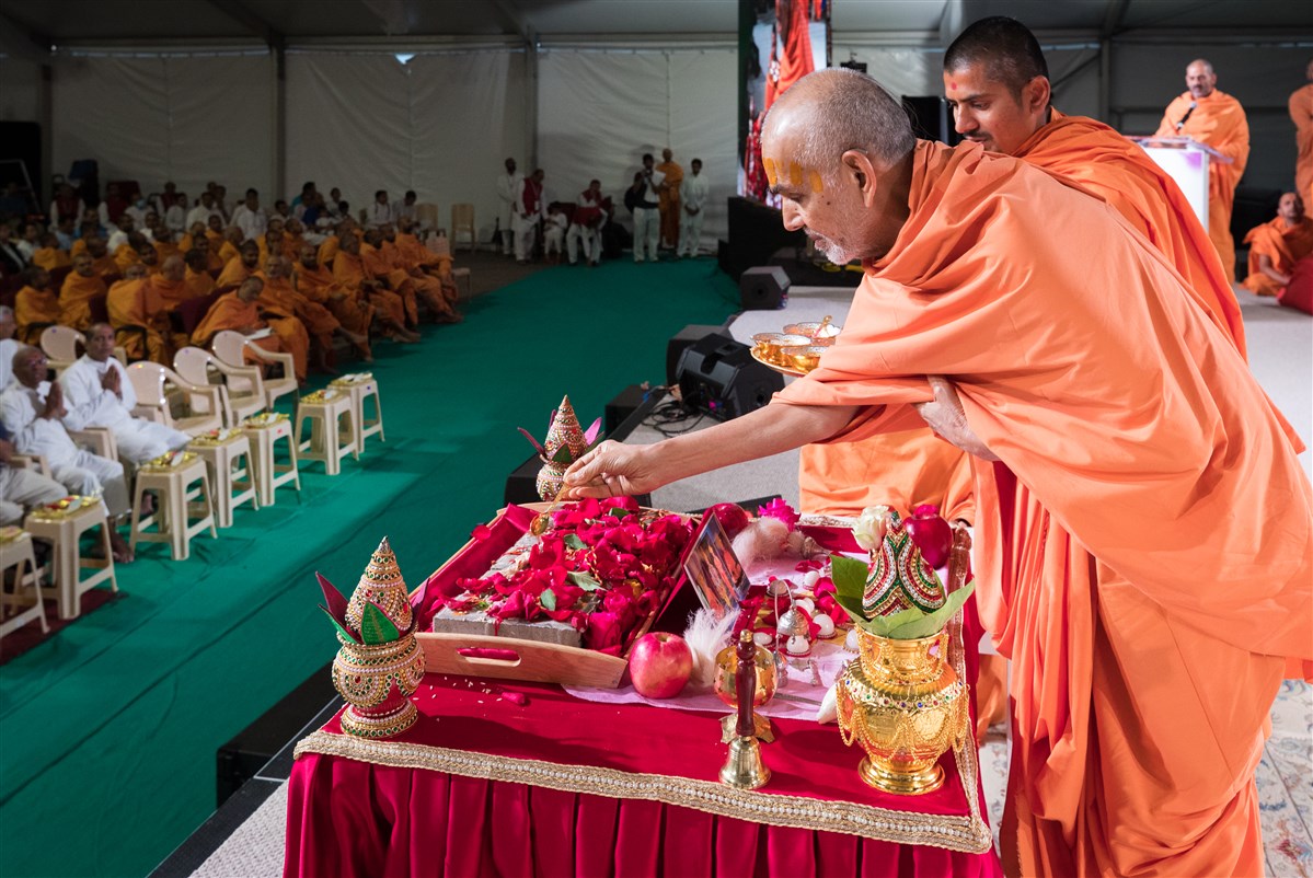 Swamishri performs bhumi-pujan rituals, 19 August 2017