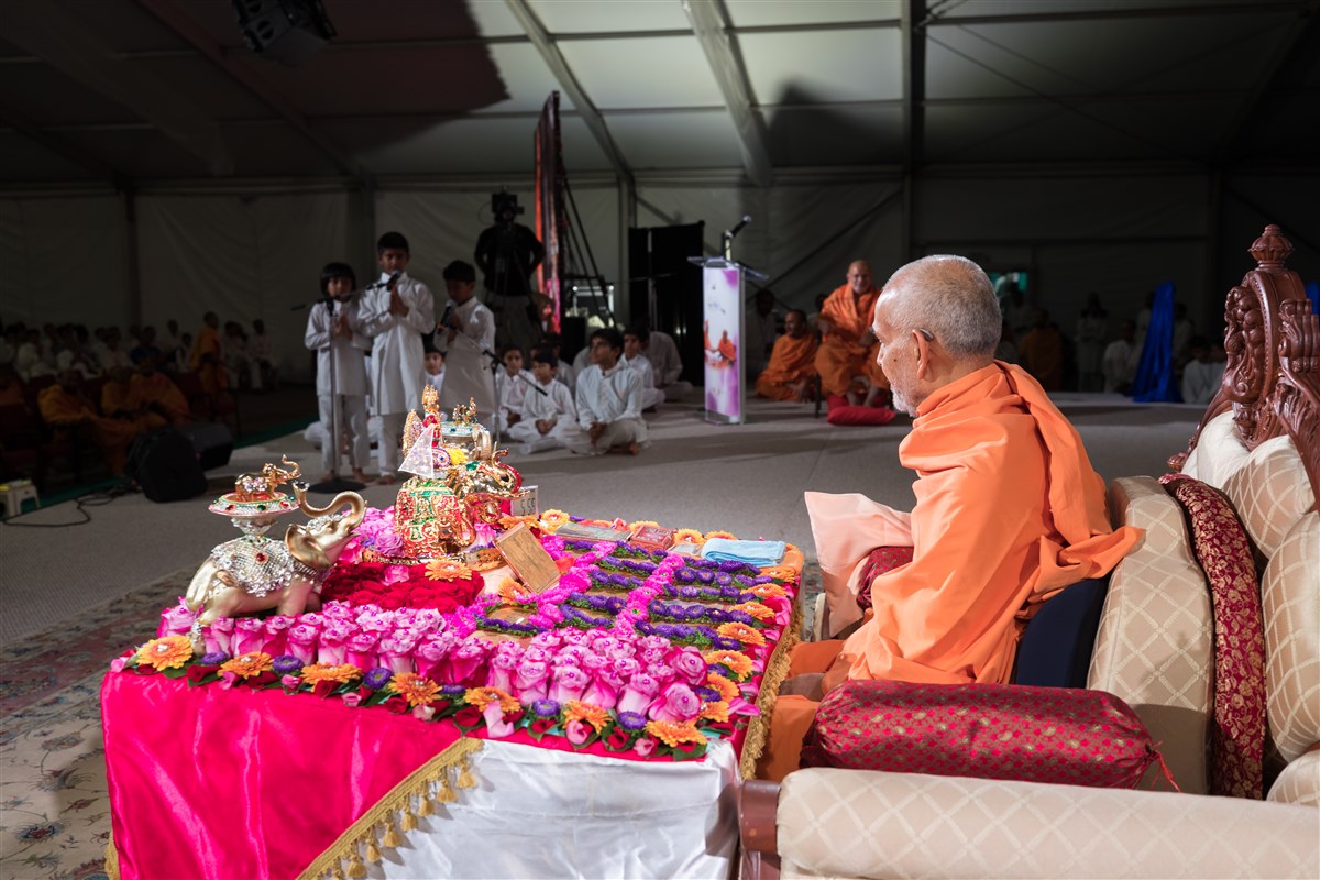 Swamishri engrossed in morning puja, 19 August 2017