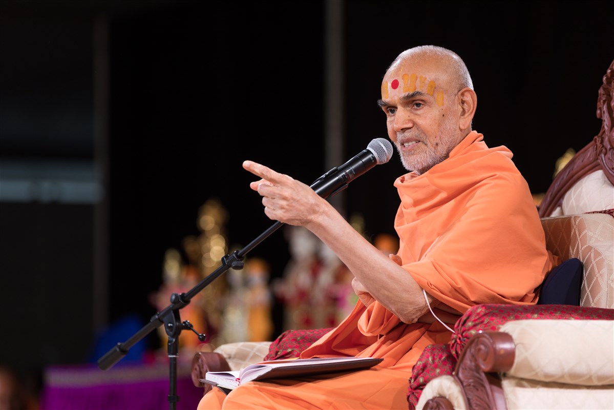 Swamishri addresses the assembly, 19 August 2017