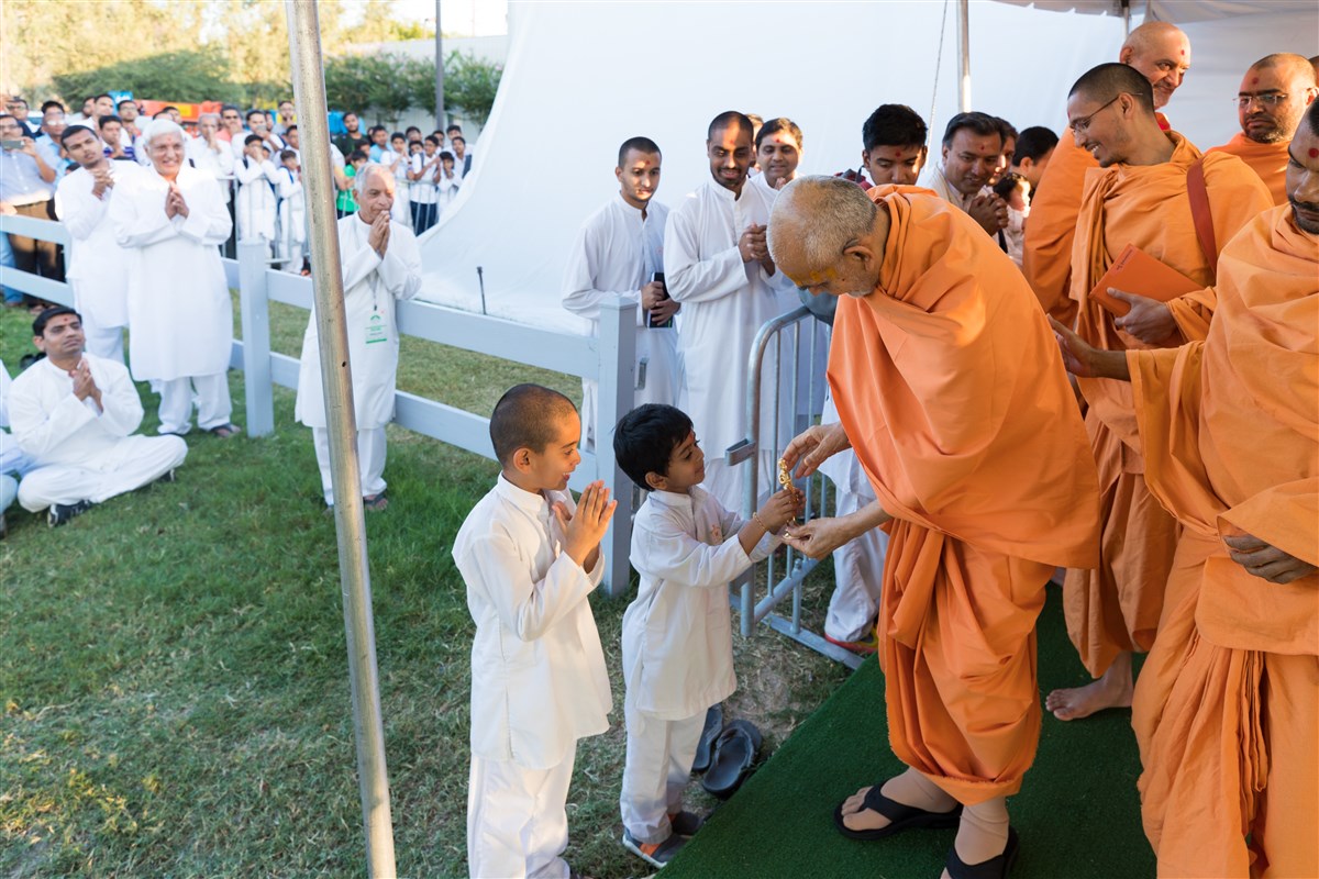 Swamishri blesses children, 19 August 2017