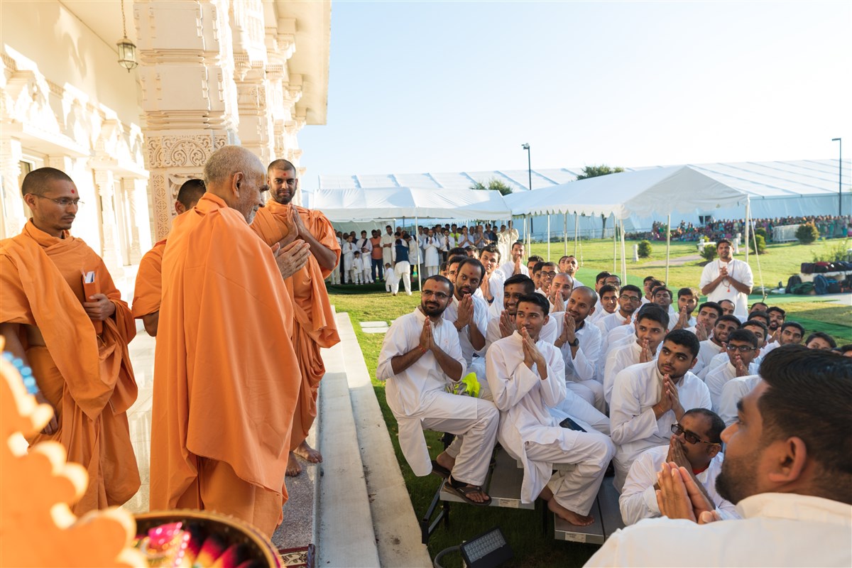 Devotees engrossed in Swamishri's darshan, 19 August 2017